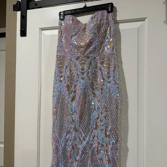 Elegant Lace Gown in Blue and White - Picture 3 of 3